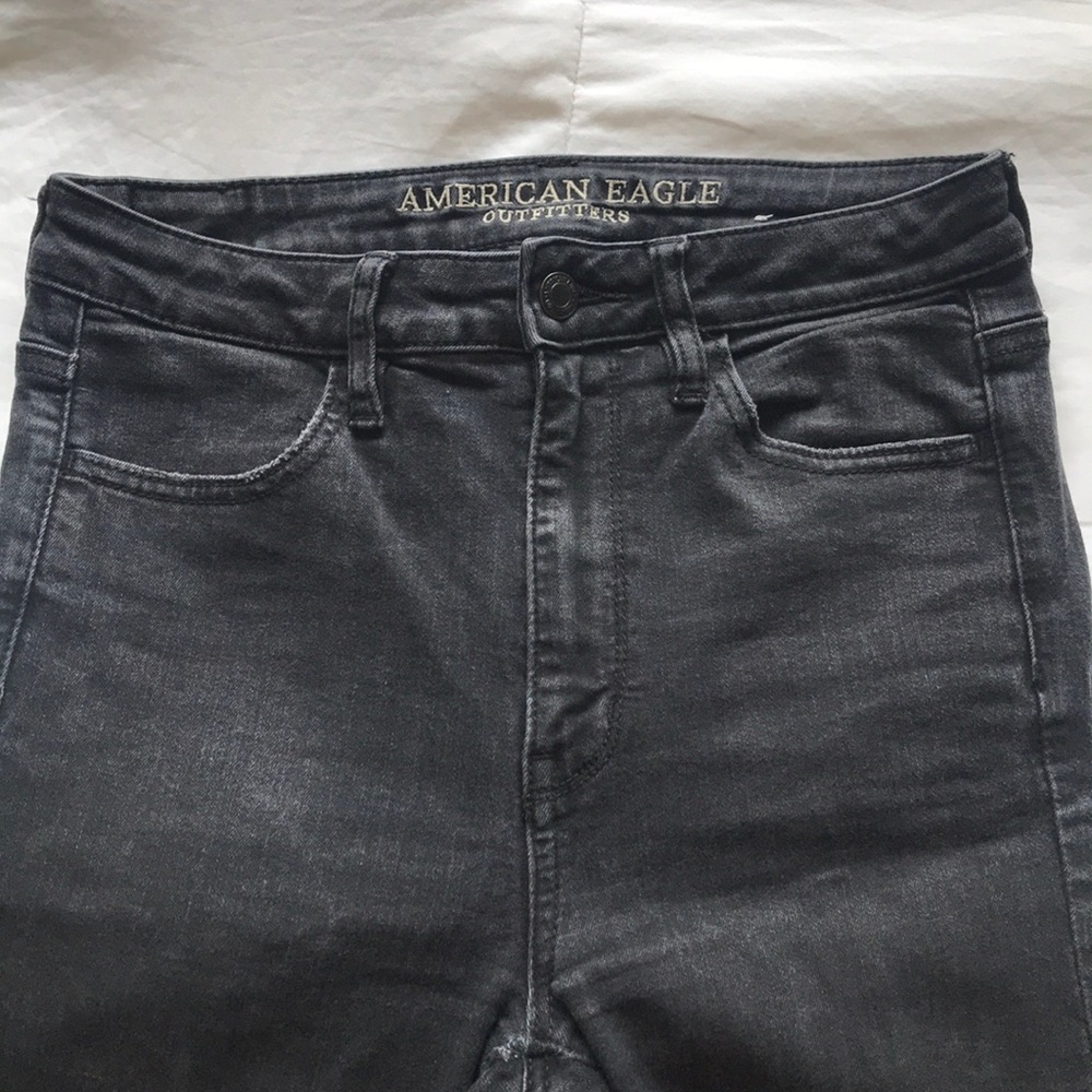AEO SUPER HIGH RISE RIPPED KNEE JEGGINGS